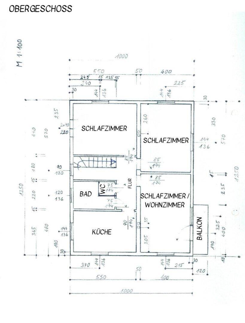 Grundriss des Obergeschosses mit mehreren Schlafzimmern, Küche, Bad und Balkon.