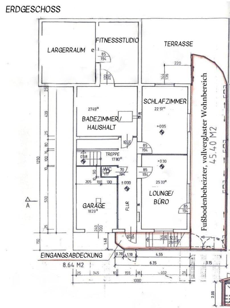 Grundriss des Erdgeschosses mit Fitnessstudio, Terrasse und vollverglastem Wohnbereich.