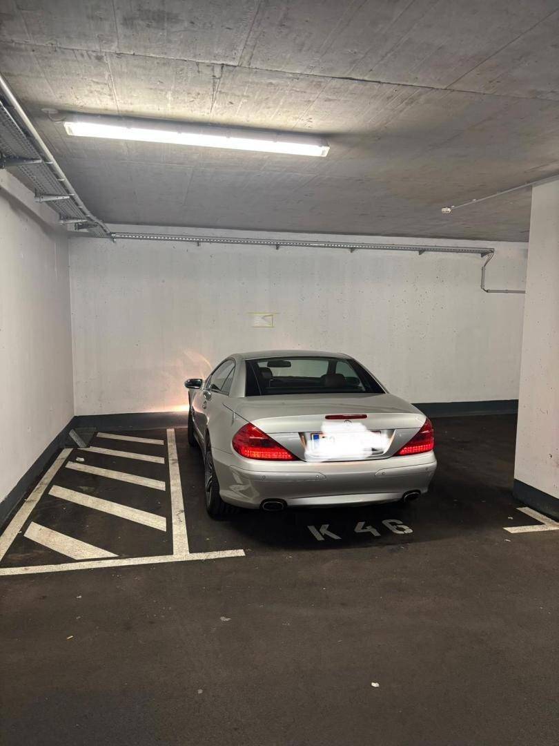 Einzelner Stellplatz in der Tiefgarage mit ausreichend Platz für ein Fahrzeug.