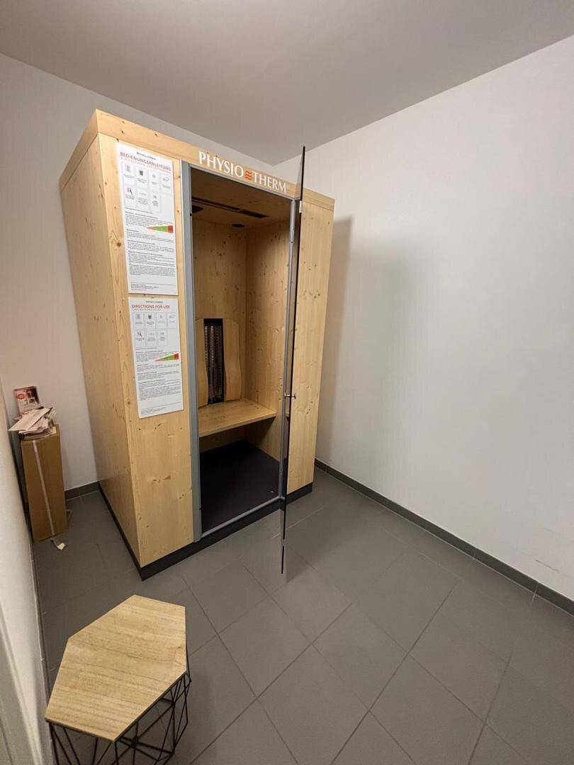 Infrarotkabine von Physio Therm in einem Gemeinschaftsraum, ideal zur Entspannung.