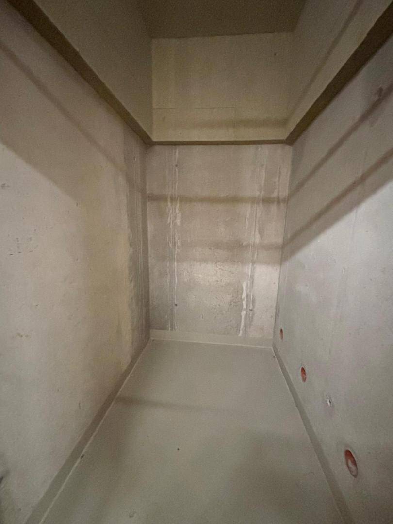 Leerer Kellerraum mit Betonwänden und -boden, geeignet als Abstell- oder Technikraum.