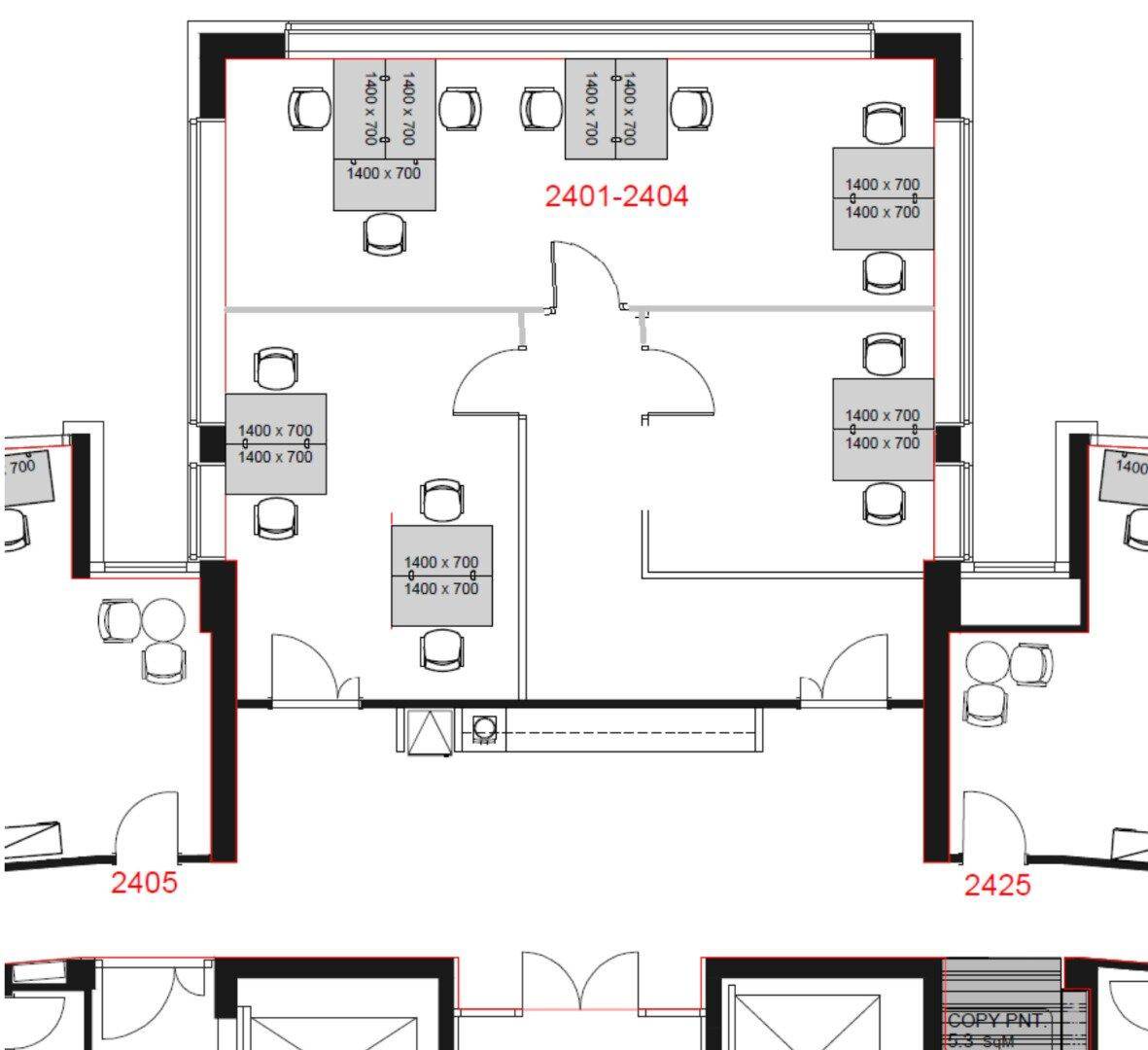 Grundriss eines Bürogeschosses mit mehreren Arbeitsplätzen und separaten Büros.