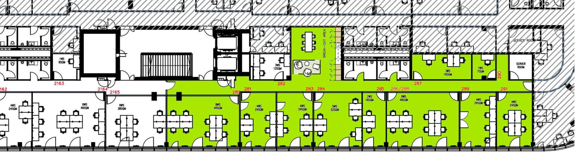 Detaillierter Grundriss eines Bürogebäudes mit verschiedenen Arbeitsbereichen, Fluren und Besprechungsräumen.