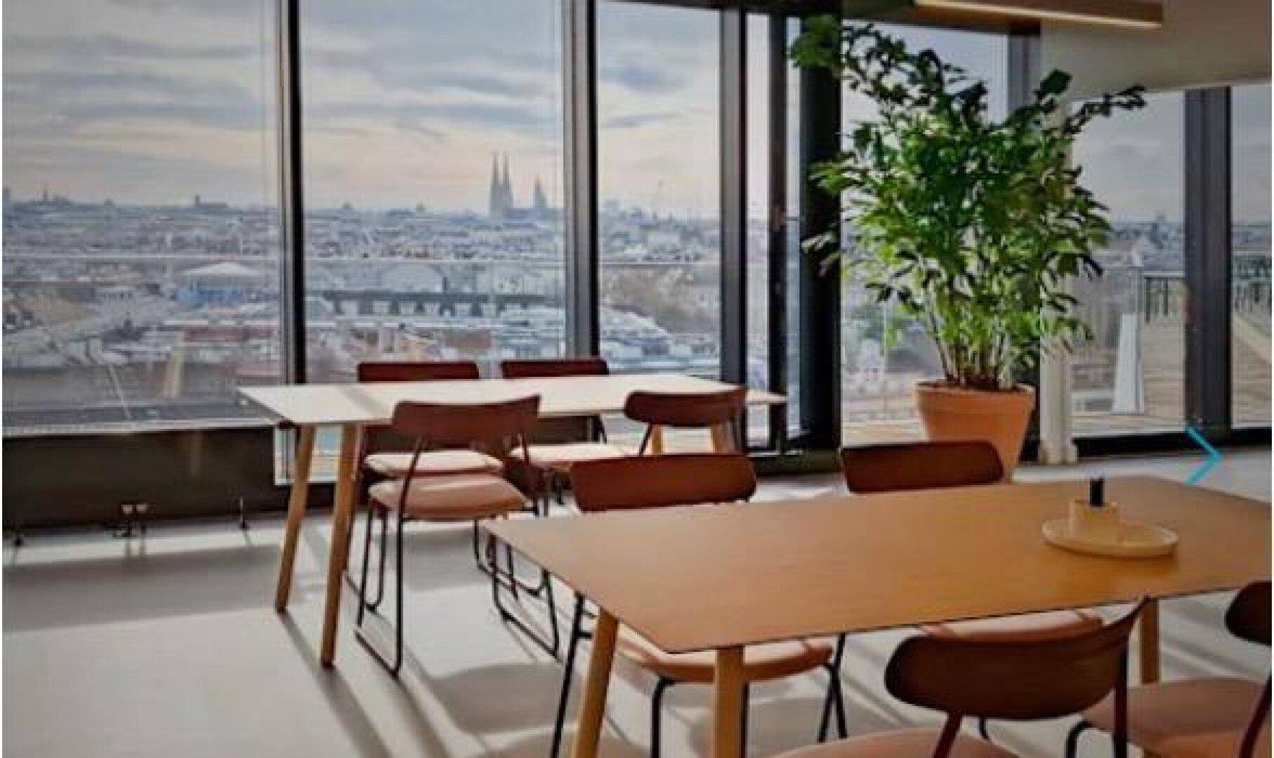 Heller Besprechungsraum mit großen Fenstern und Panoramablick auf die Stadt und den Kölner Dom.
