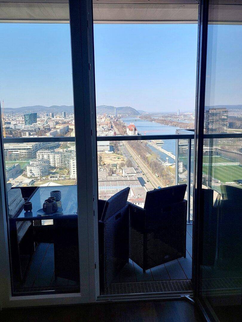 Panoramablick aus dem Innenraum auf die Stadt, den Fluss und die umliegende Landschaft.