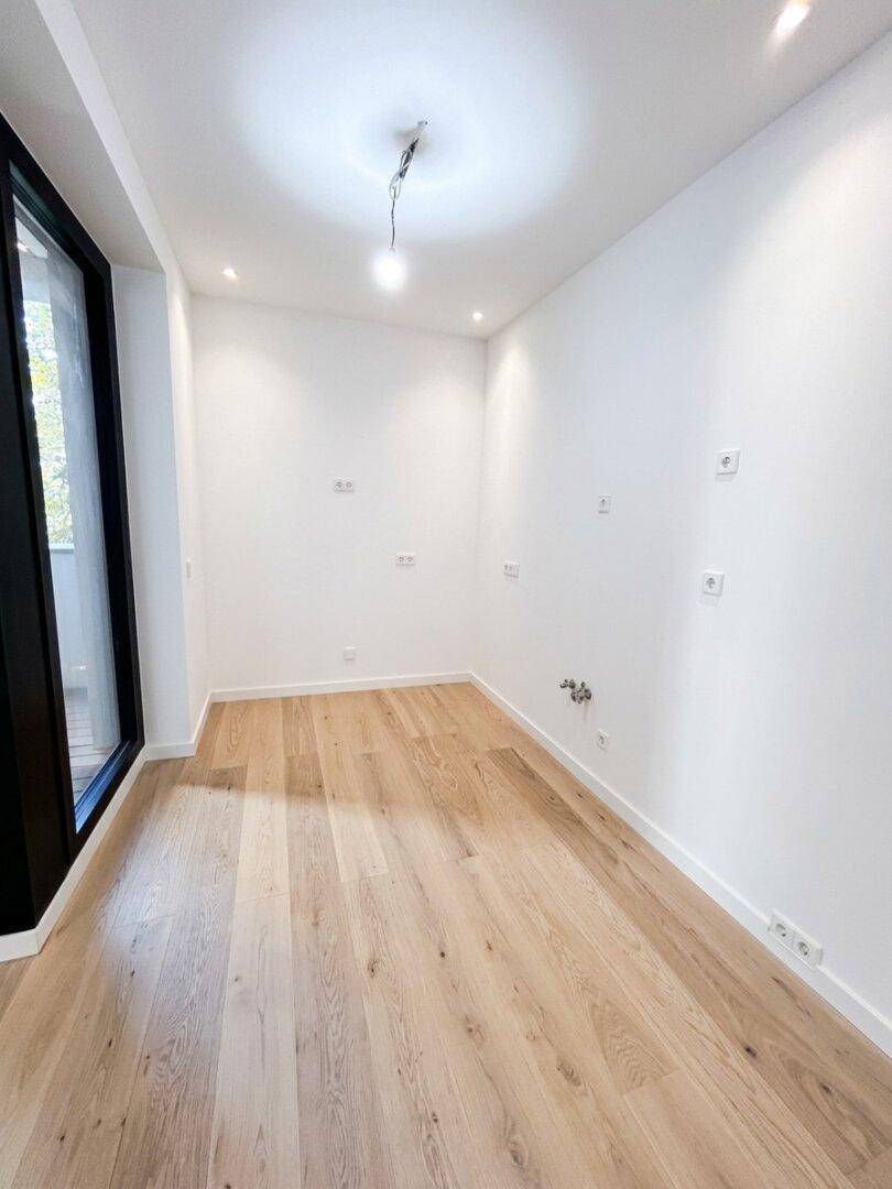 Geräumiger, heller Raum mit Holzboden und Einbaustrahlern, vielseitig nutzbar.