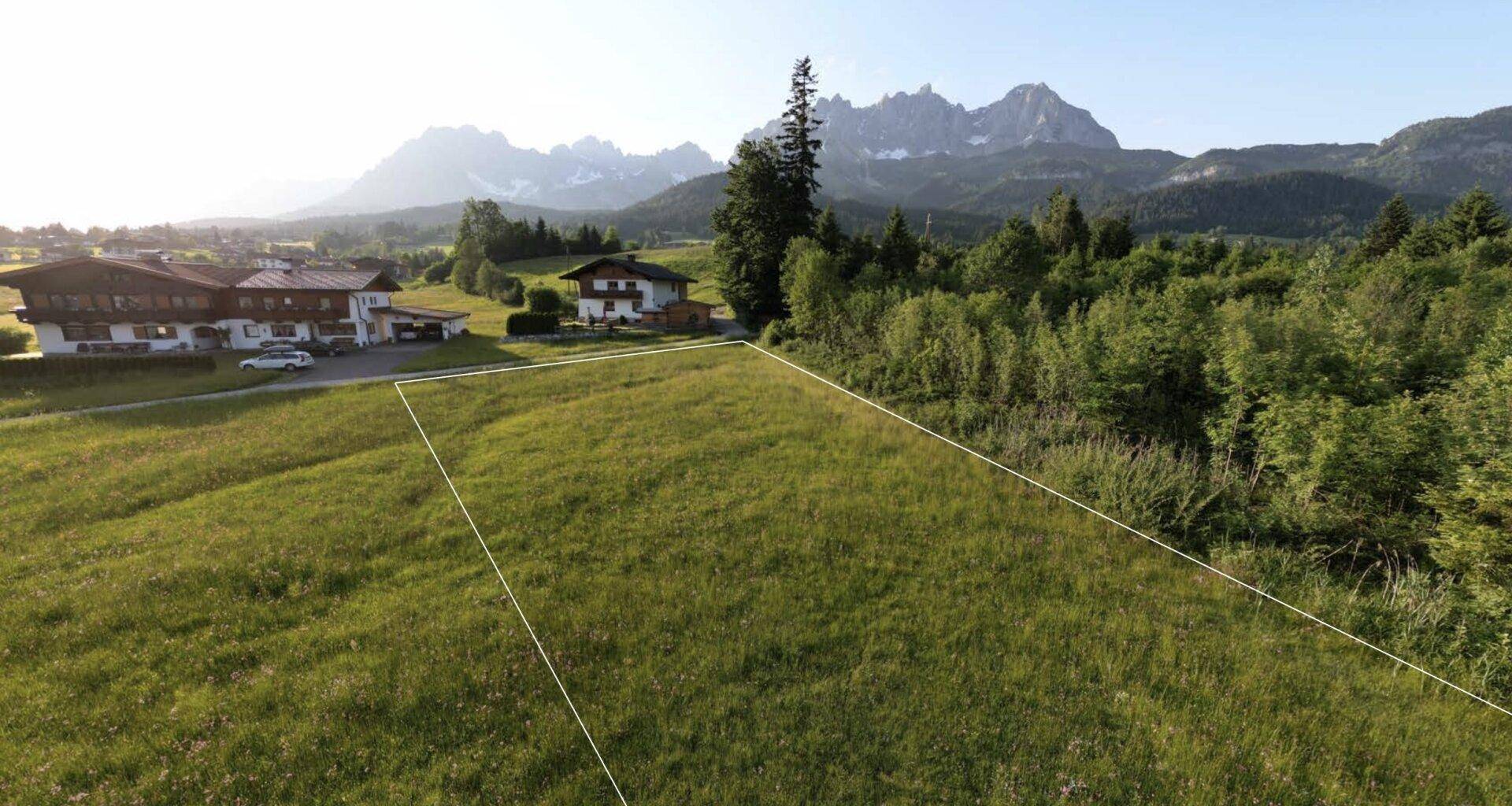 Weitläufiges Grundstück in alpiner Landschaft mit Blick auf die umliegende Bergwelt.