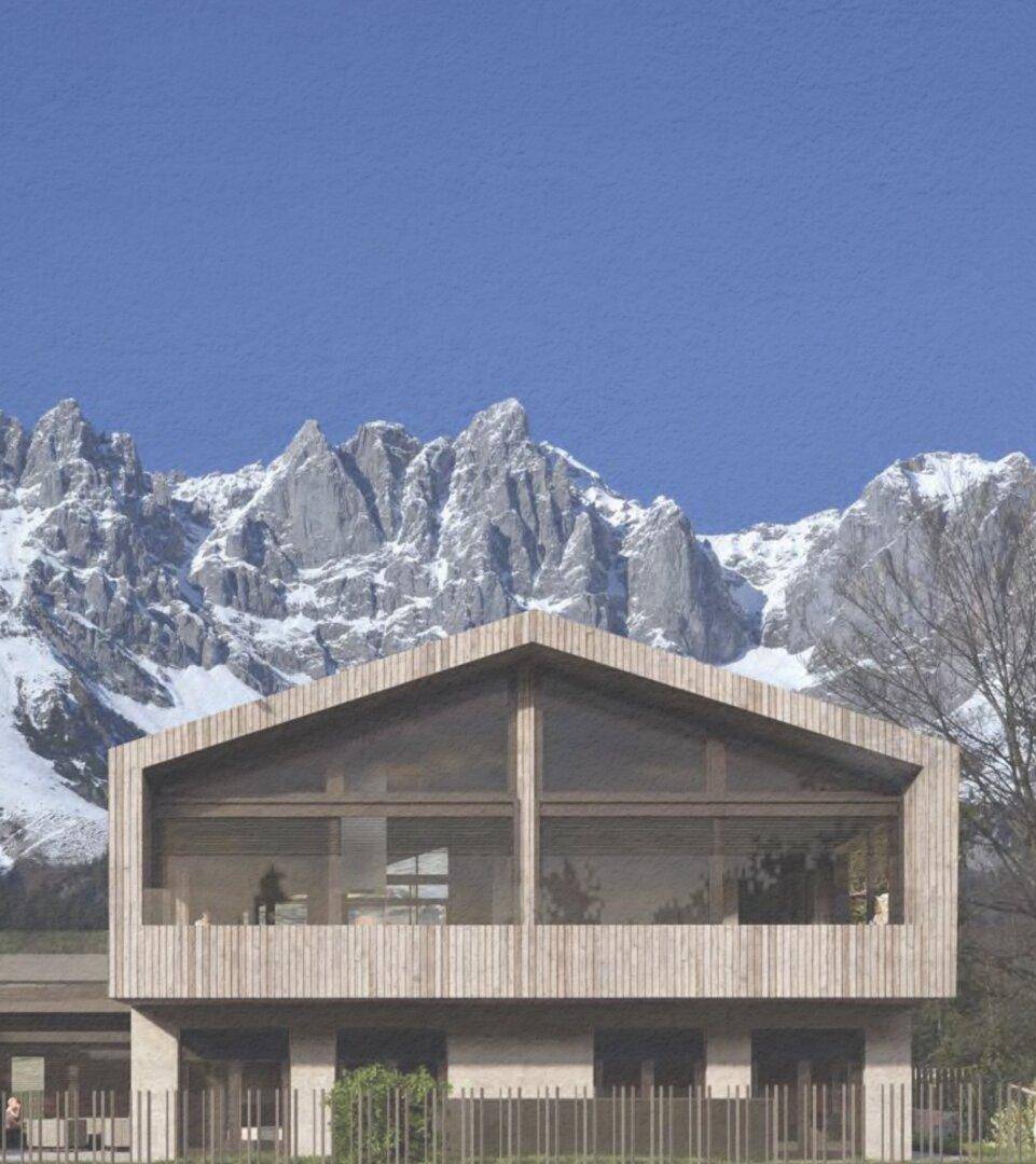 Modernes Holzhaus mit großen Glasfronten und schneebedeckten Bergen im Hintergrund.