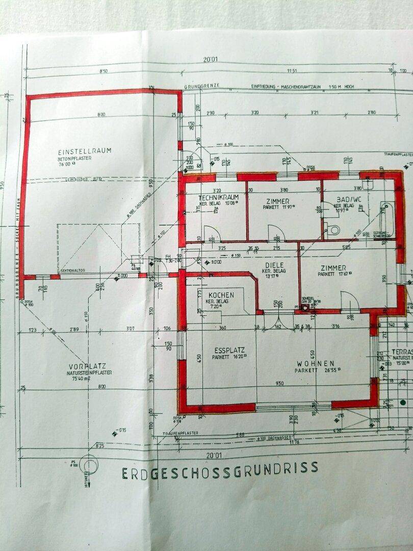 Grundriss des Erdgeschosses mit Wohn-, Ess- und Küchenbereich sowie Zimmern und Bad.
