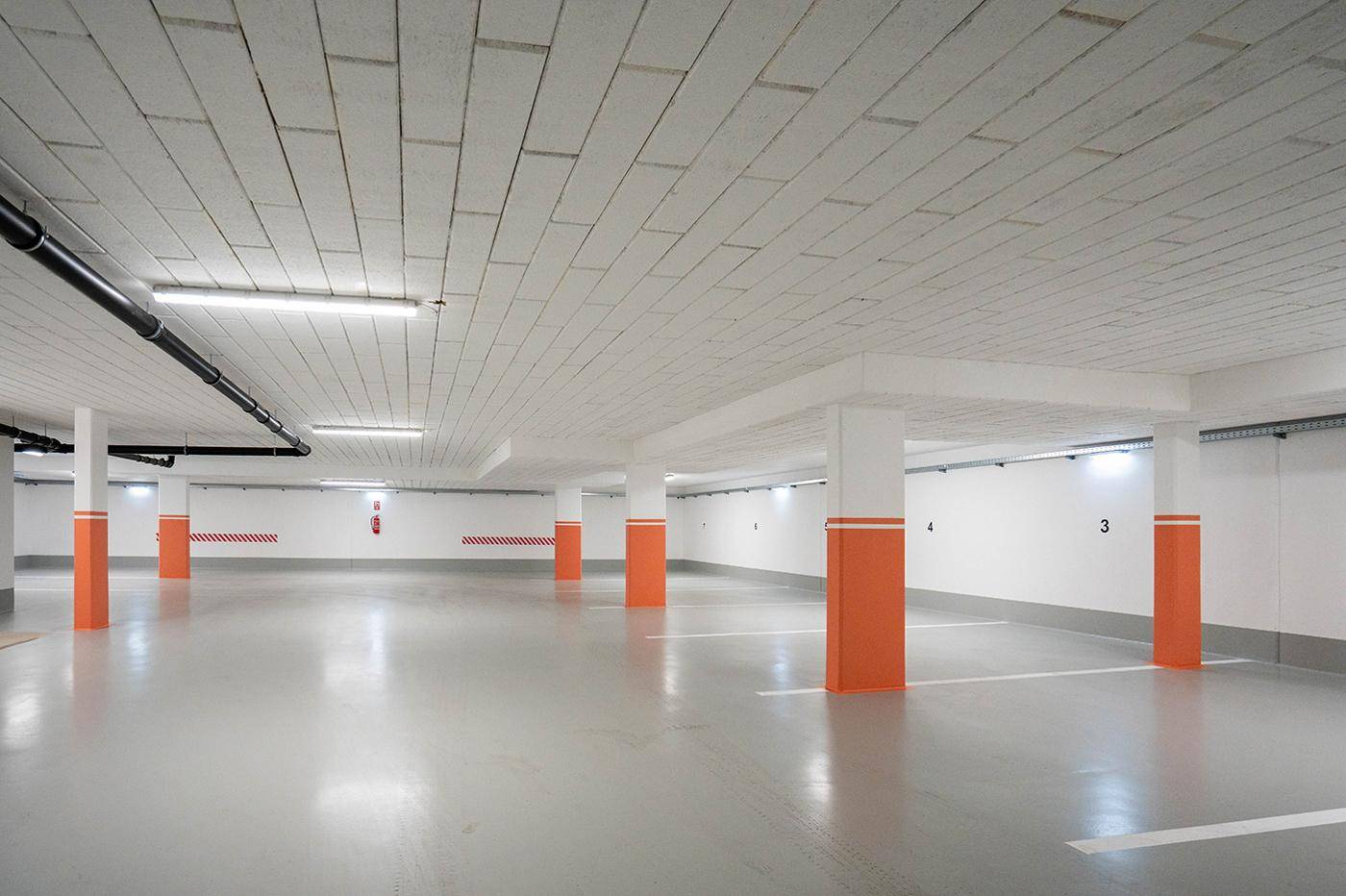 Geräumige Tiefgarage mit markierten Stellplätzen und guter Beleuchtung.