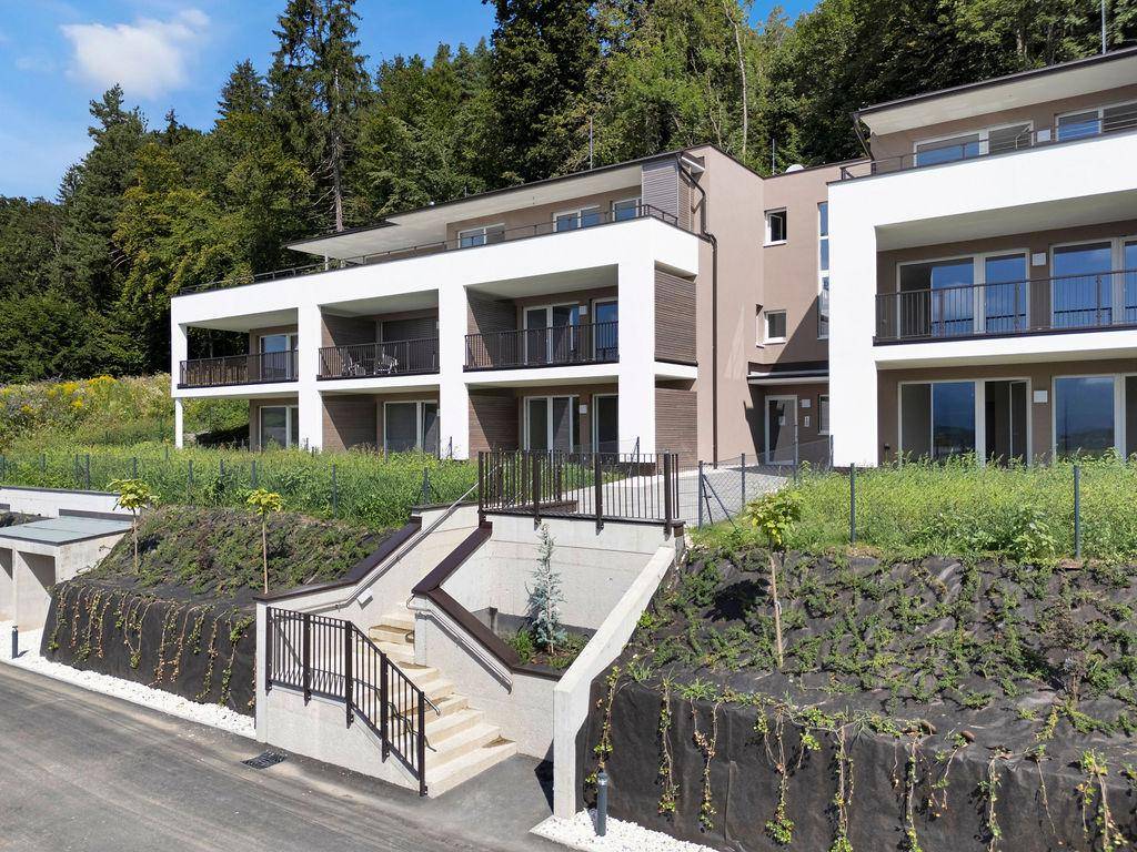 Die moderne Architektur der Wohnanlage mit Zugang über eine Außentreppe.