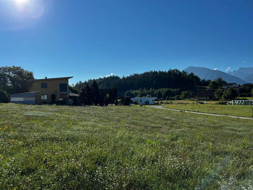 Haus in sonniger Lage mit Blick auf bewaldete Hügel und die umliegende Naturlandschaft.