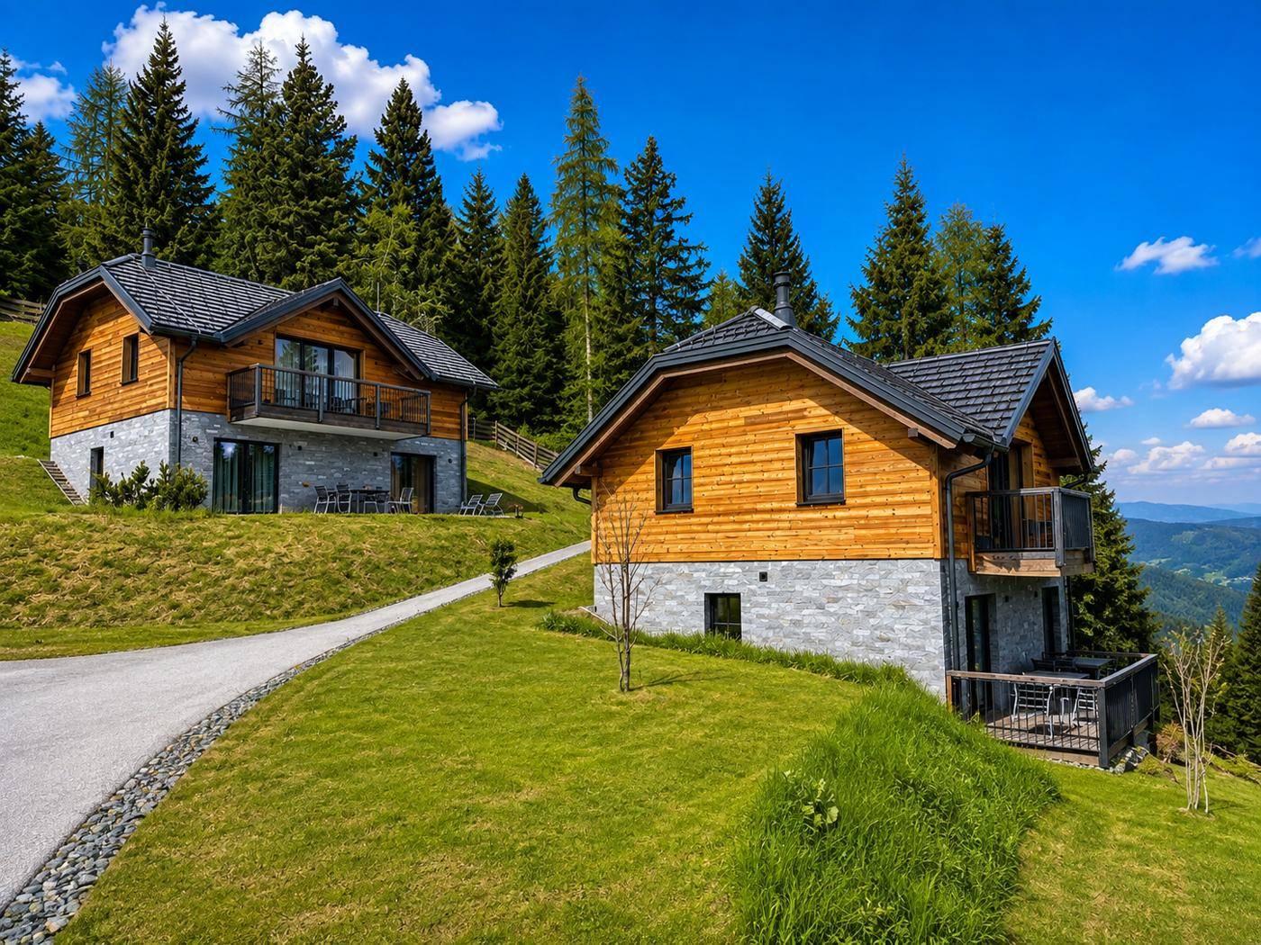 Zwei charmante Chalets mit Holzfassaden und Steinelementen, eingebettet in eine grüne Berglandschaft.