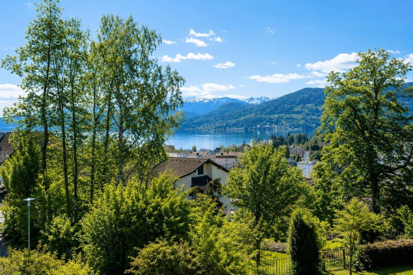 Weitläufiger Ausblick auf den See, die Berge und die grüne Landschaft von der Immobilie.