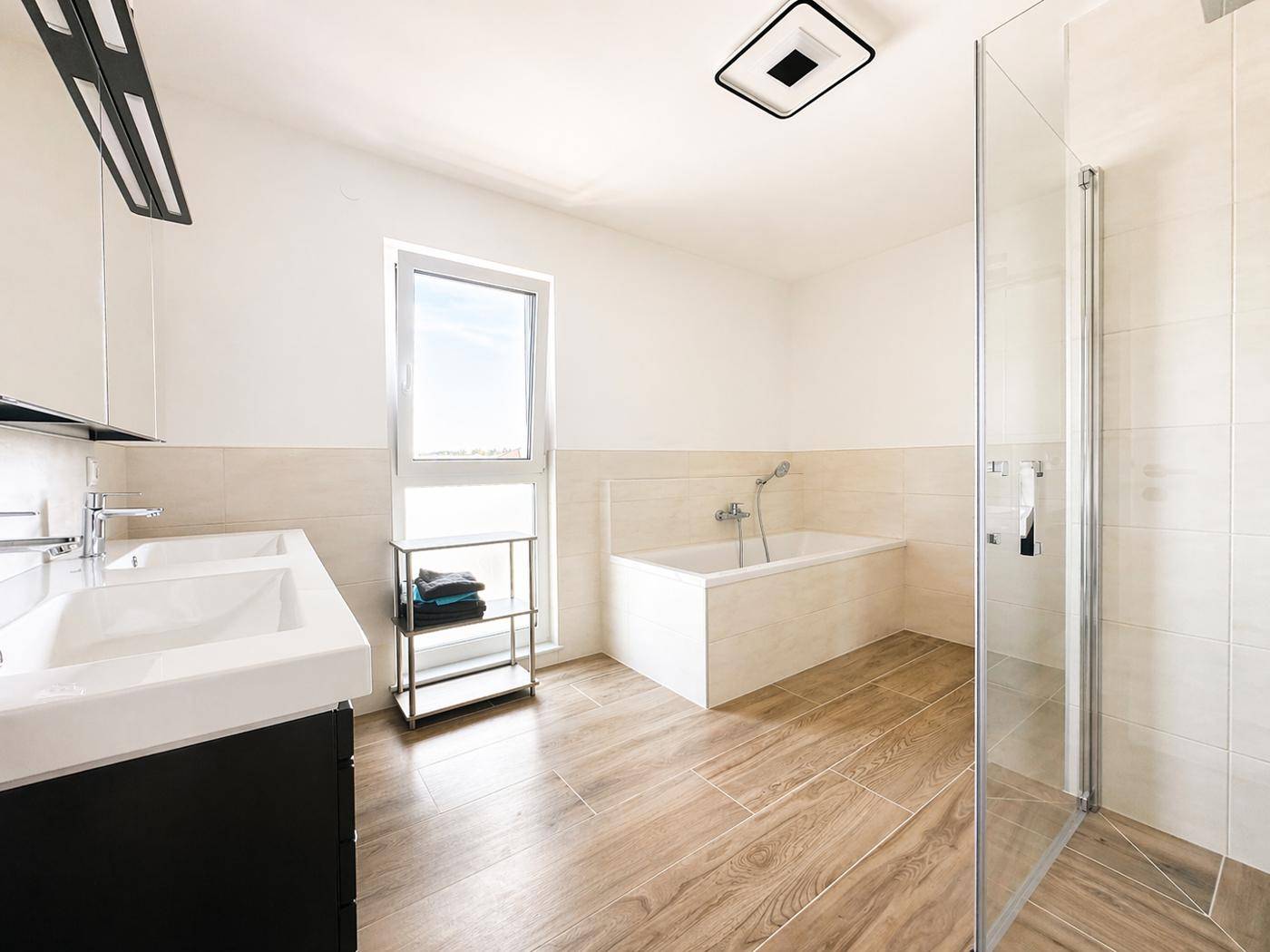Modernes Badezimmer mit Doppelwaschbecken, Badewanne und ebenerdiger Dusche.