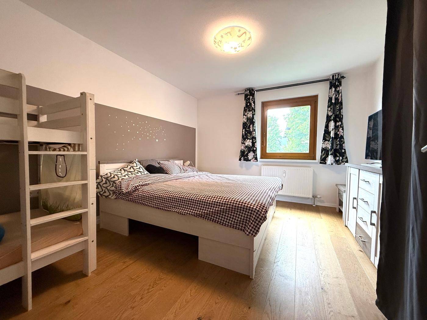 Schlafzimmer 1