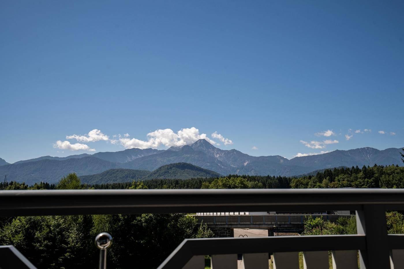 Panoramablick auf die majestätischen Berge unter einem klaren blauen Himmel.