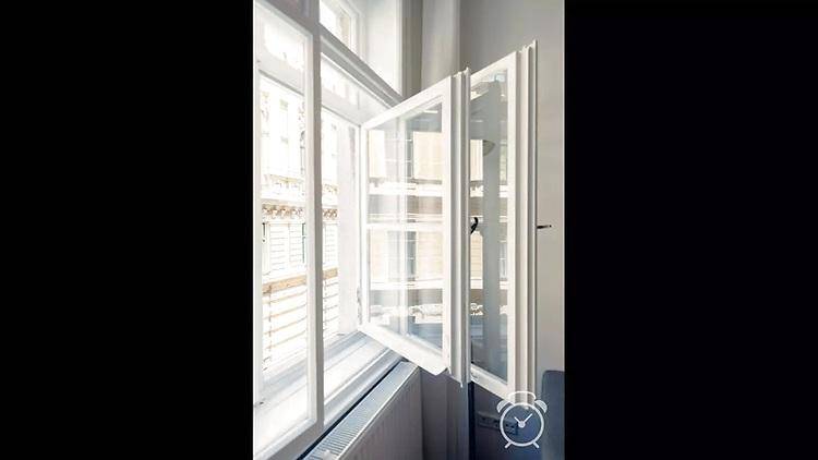 Geöffnetes Fenster mit Blick nach draußen und Heizkörper darunter, sorgt für frische Luft.