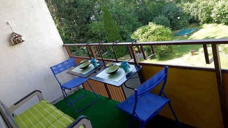 Kleiner Balkon mit Sitzgelegenheiten und Blick ins Grüne, ideal für entspannte Stunden im Freien.