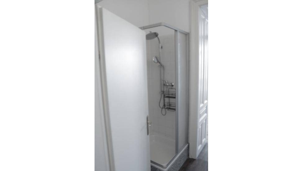 Modernes Badezimmer mit einer Duschkabine und Glaswand, hell und funktional gestaltet.