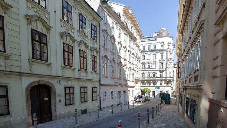 Historische Gasse mit charmanten Altbauten und gepflastertem Gehweg in der Stadt.