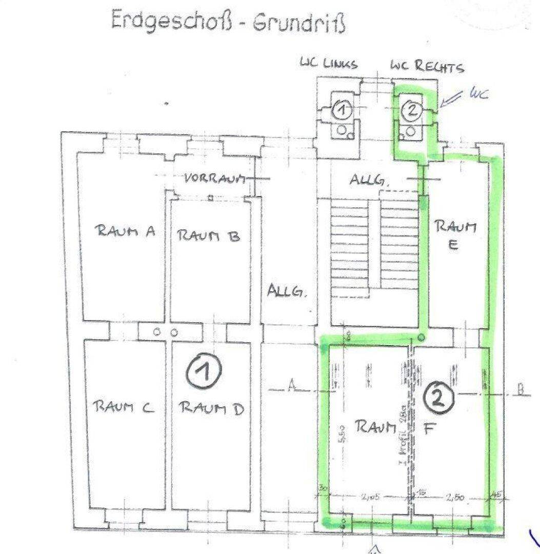Handgezeichneter Grundriss des Erdgeschosses mit mehreren Räumen und zwei separaten WC-Bereichen.