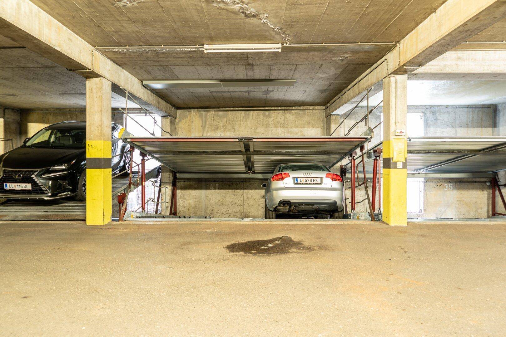 Geräumige Tiefgarage mit effizienten Doppelparkern für mehrere Fahrzeuge.