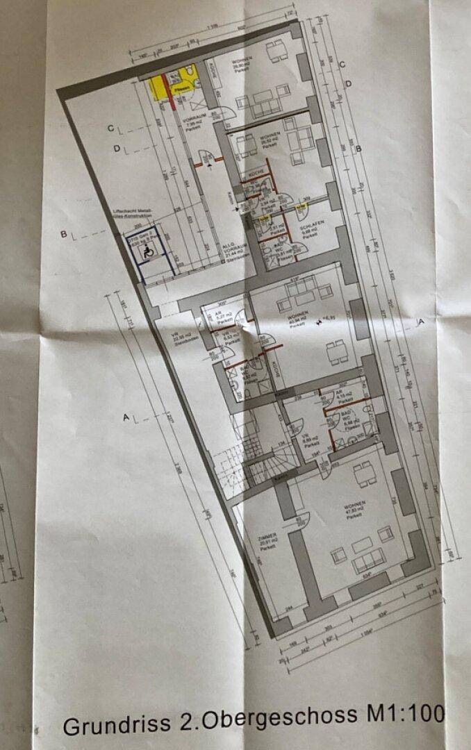 Grundriss des zweiten Obergeschosses mit verschiedenen Räumen und einem Aufzug.