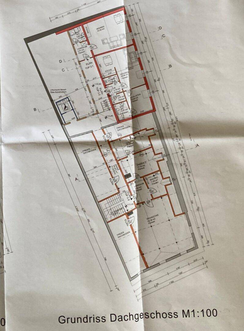 Grundriss des Dachgeschosses mit mehreren Wohneinheiten und einem Aufzug.