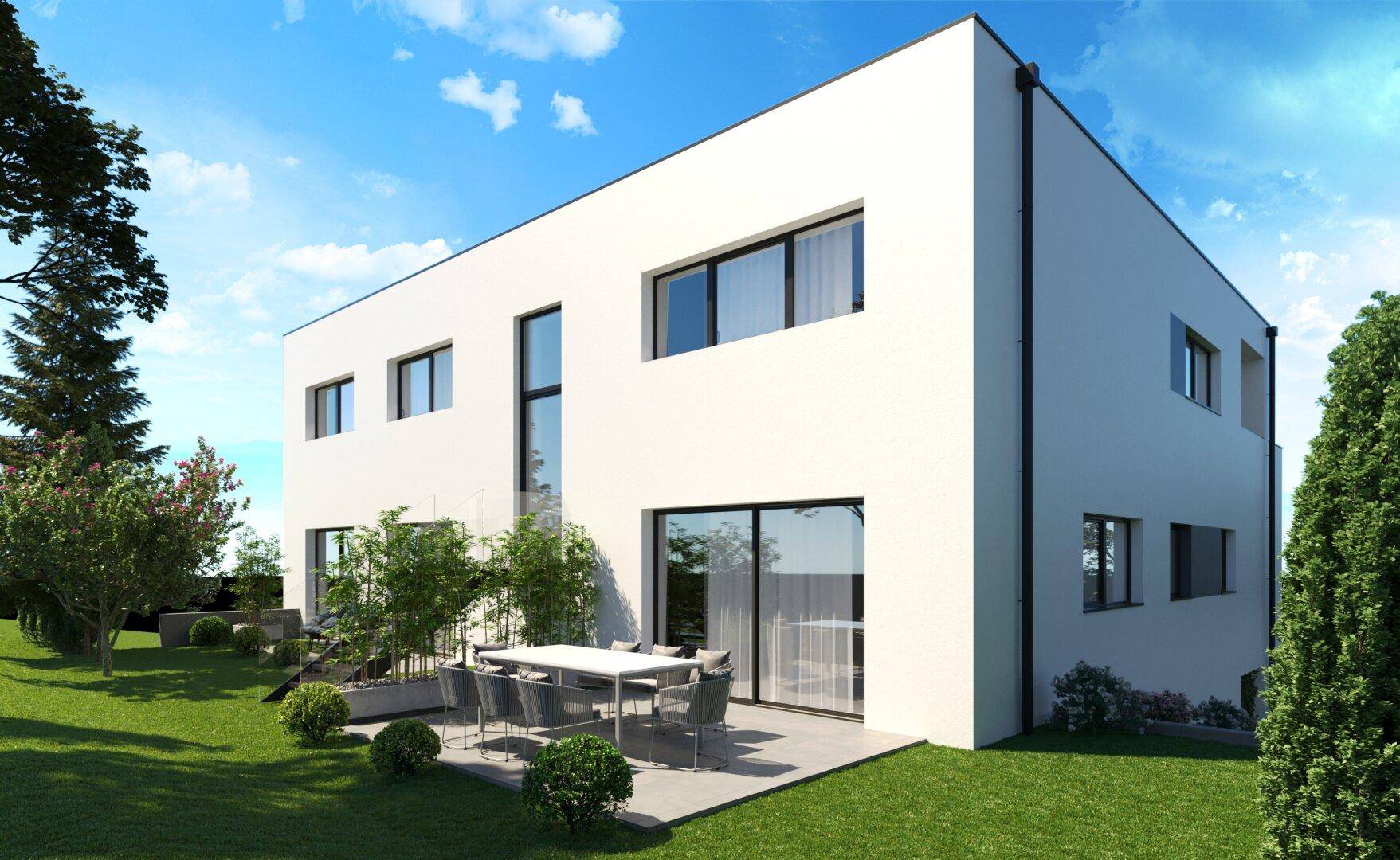 Modernes Einfamilienhaus mit weißer Fassade, großer Terrasse und gepflegtem Gartenbereich.