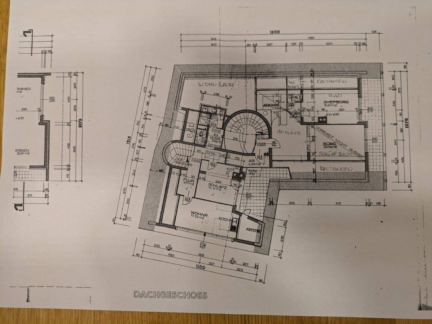 Grundriss des Dachgeschosses mit Schlafzimmern, Bad und Abstellraum, der die Raumaufteilung darstellt.