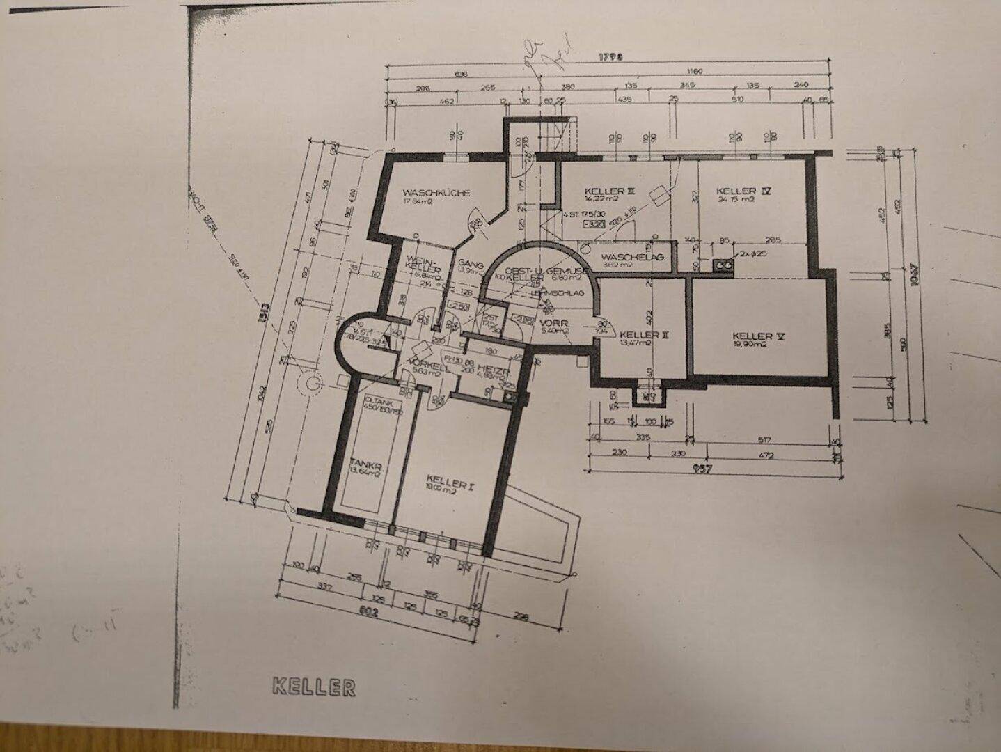 Grundriss des Kellers mit verschiedenen Räumen und Abmessungen, der die Aufteilung zeigt.