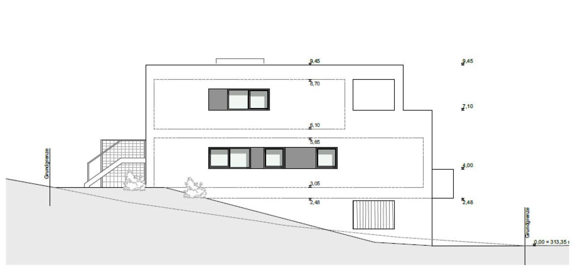 Seitenansicht der Gebäudefassade mit Fenstern und Höhenangaben.