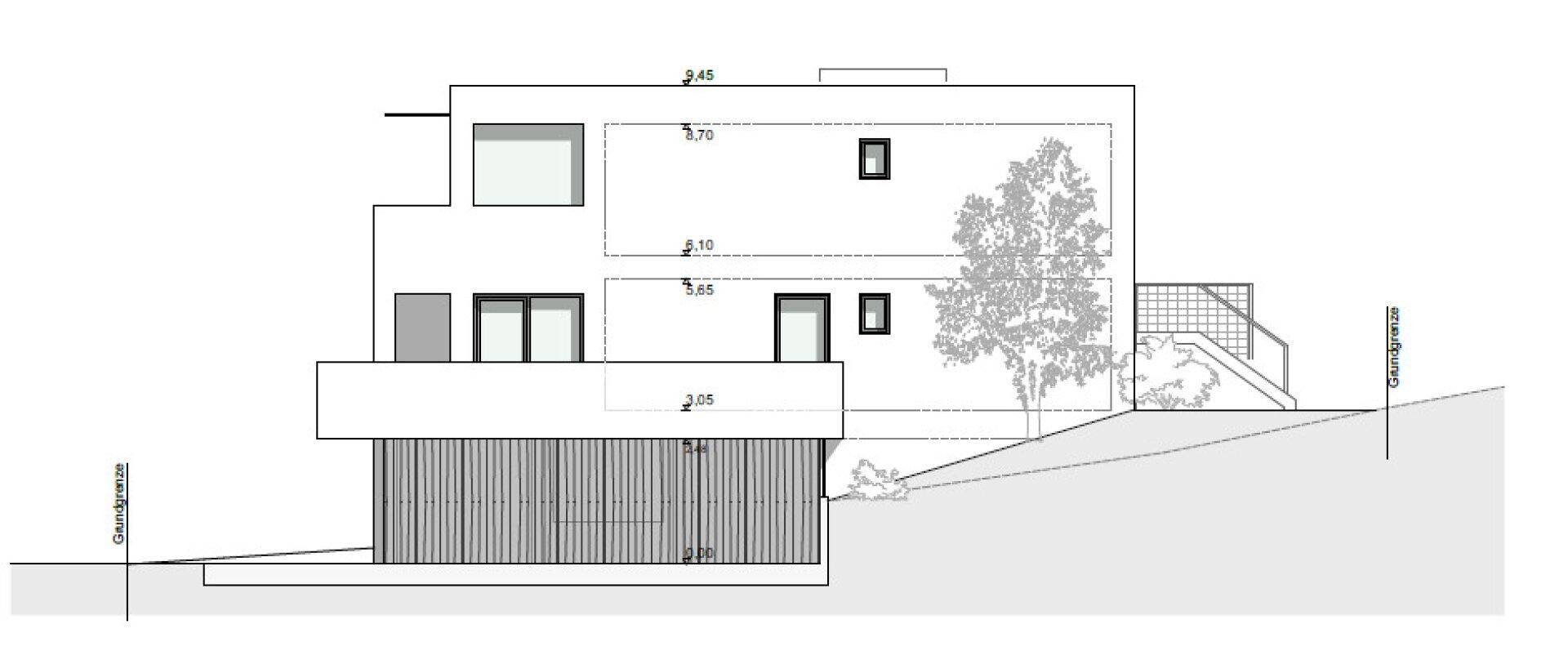 Seitenansicht der Gebäudefassade mit Fenstern und Treppenzugang.