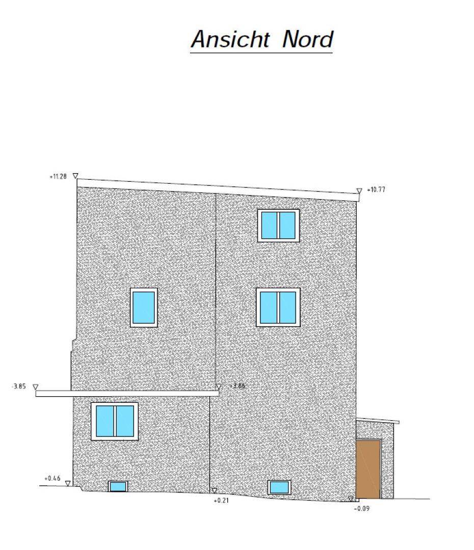 Architektonische Nordansicht des Gebäudes mit Fensteranordnung und Höhenangaben.