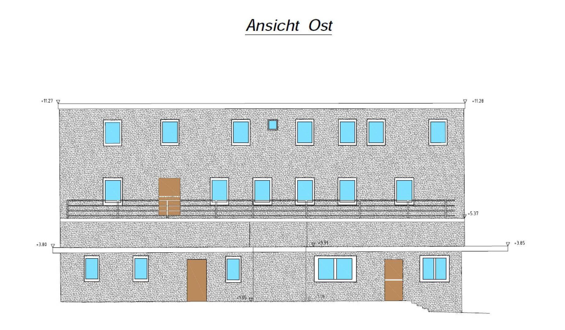 Architektonische Ostansicht des Gebäudes mit zahlreichen Fenstern und Balkonen.