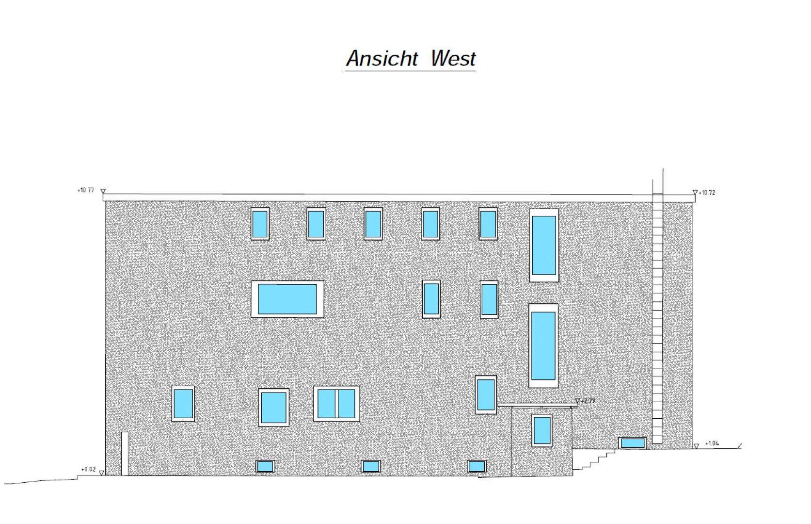 Architektonische Westansicht des Gebäudes mit unterschiedlichen Fenstergrößen und -formen.