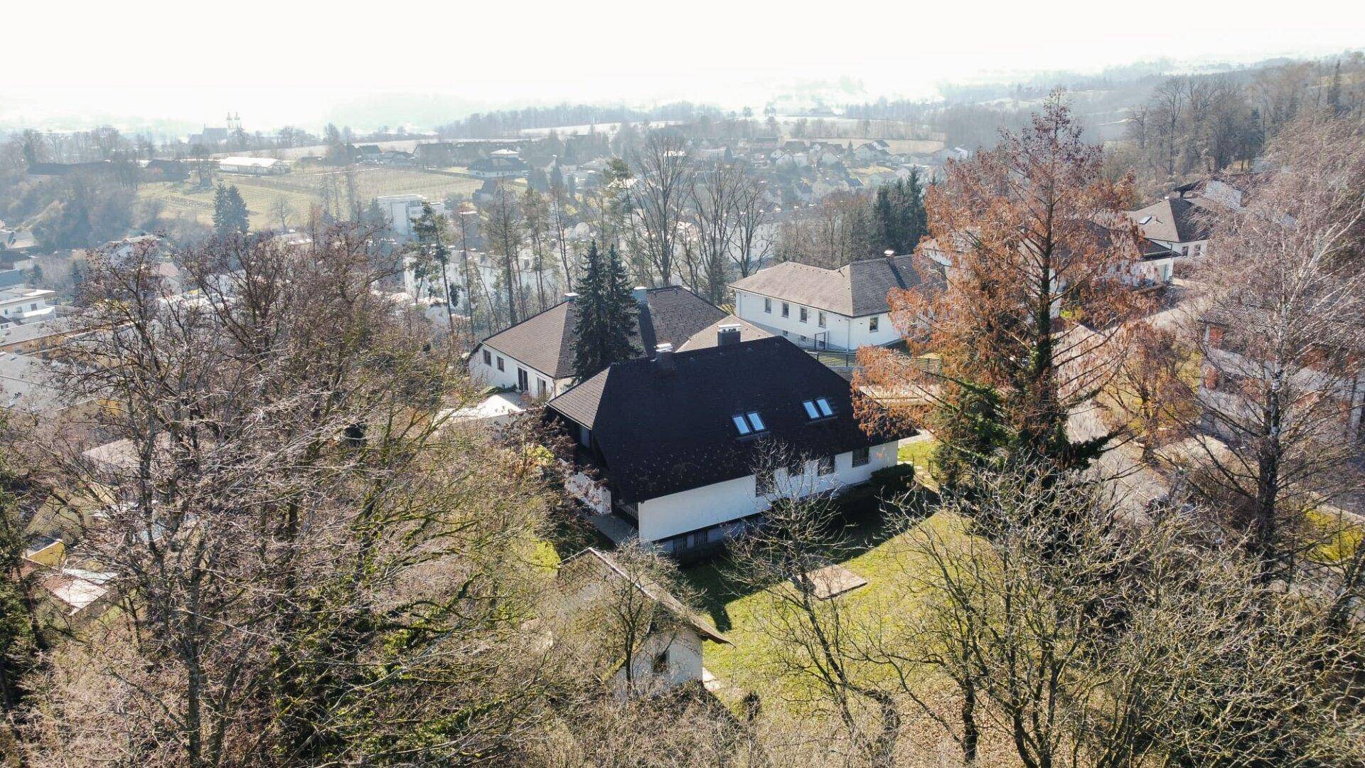 Panoramablick auf das Haus in grüner Umgebung mit weitreichender Aussicht.