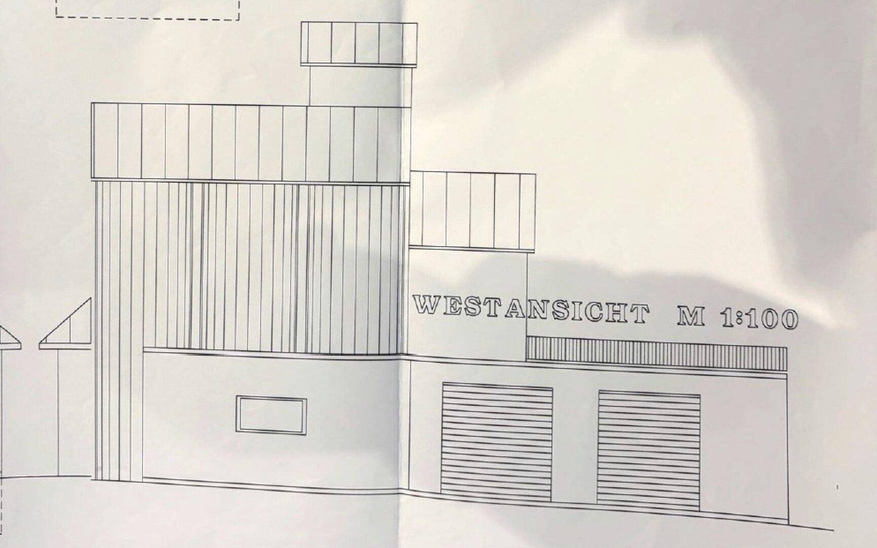 Westansicht des Gebäudes im Maßstab 1:100, zeigt die Fassade mit Garagentoren.