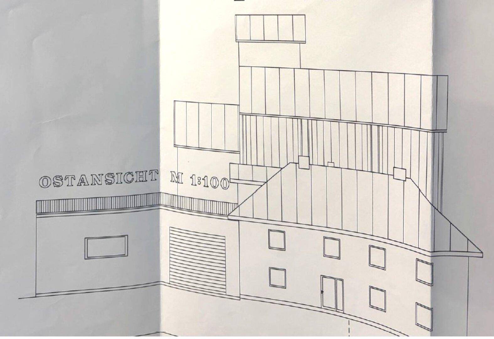 Ostansicht des Gebäudes im Maßstab 1:100, zeigt die Fassade mit Fenstern und Dach.