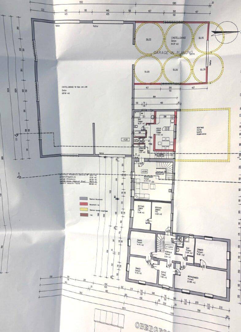 Grundriss des Obergeschosses mit mehreren Räumen und geplanten Garagenbereichen.