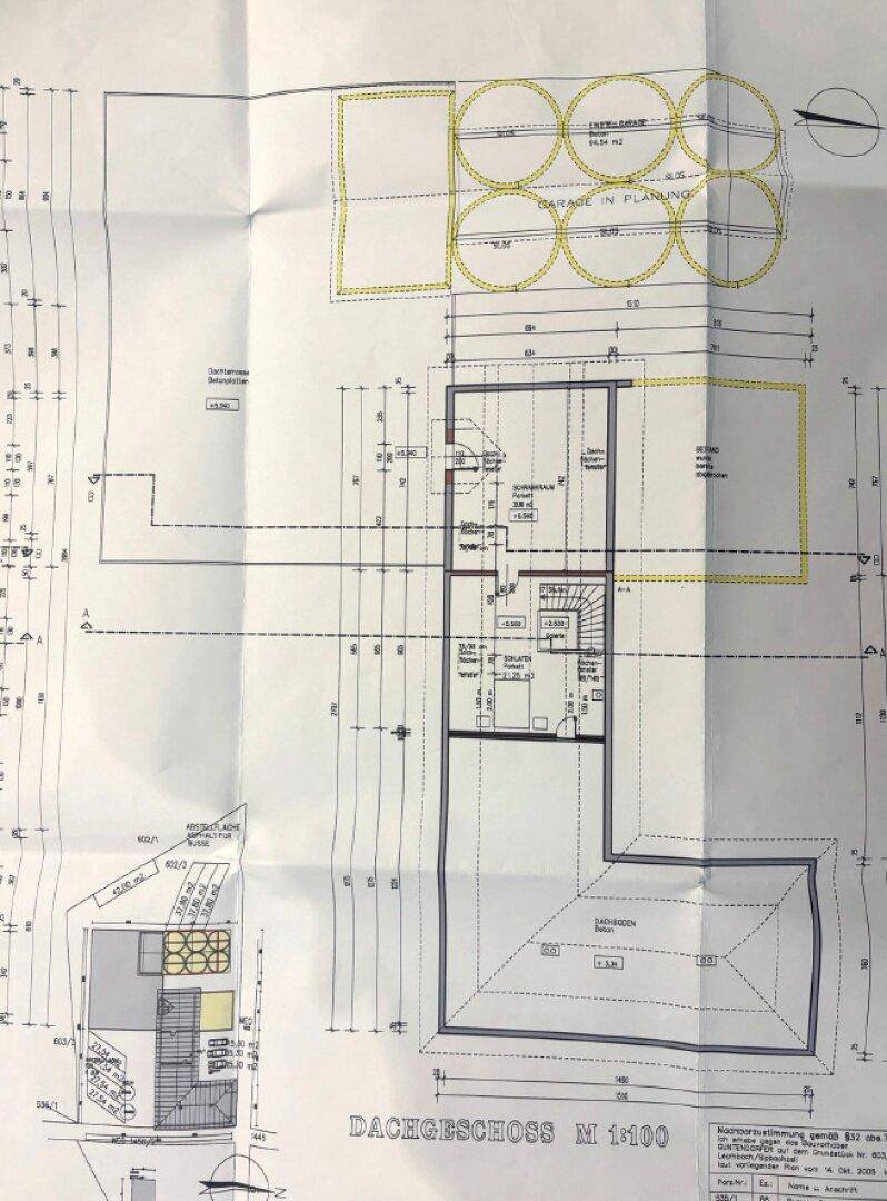 Grundriss des Dachgeschosses mit Dachschrägen und geplanten Garagenbereichen.