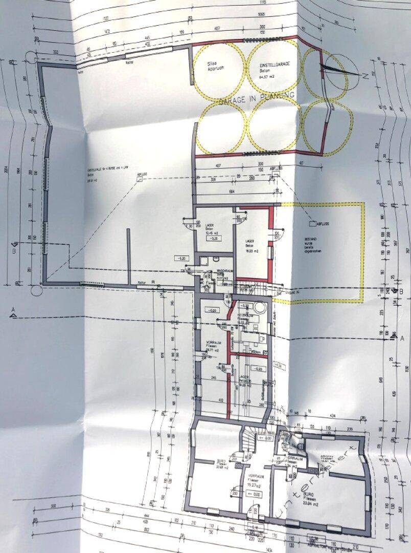 Detaillierter Grundriss mit verschiedenen Räumen und geplanten Garagenbereichen im Erdgeschoss.