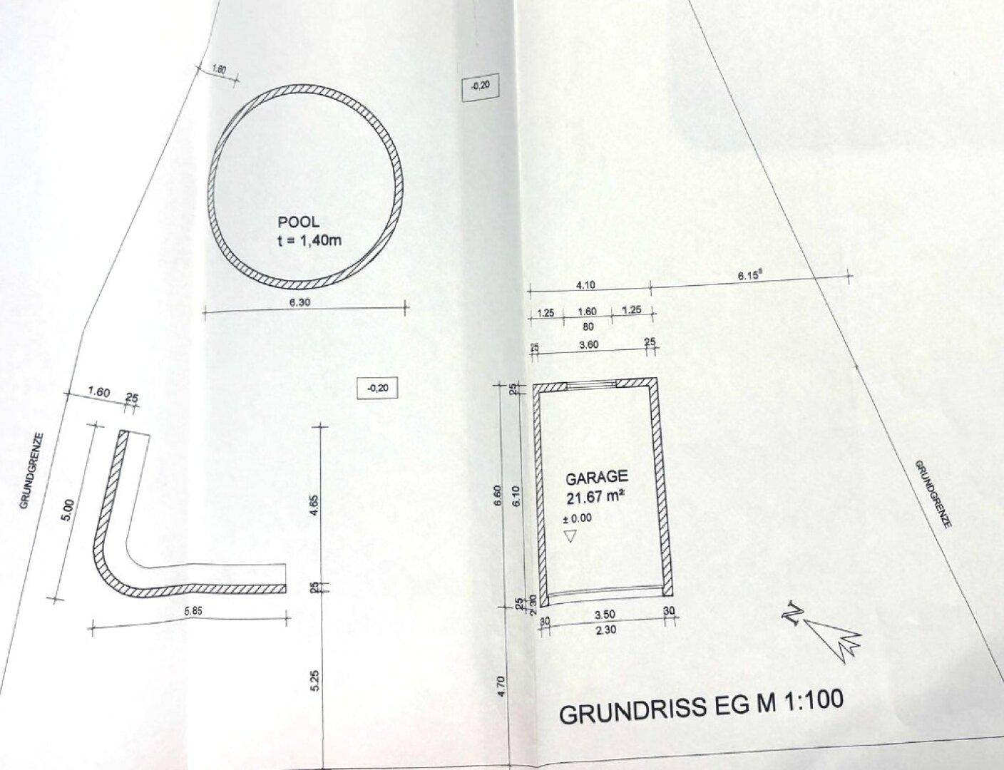 Ausschnitt des Grundrisses mit detaillierten Maßen für Pool und Garage im Erdgeschoss.