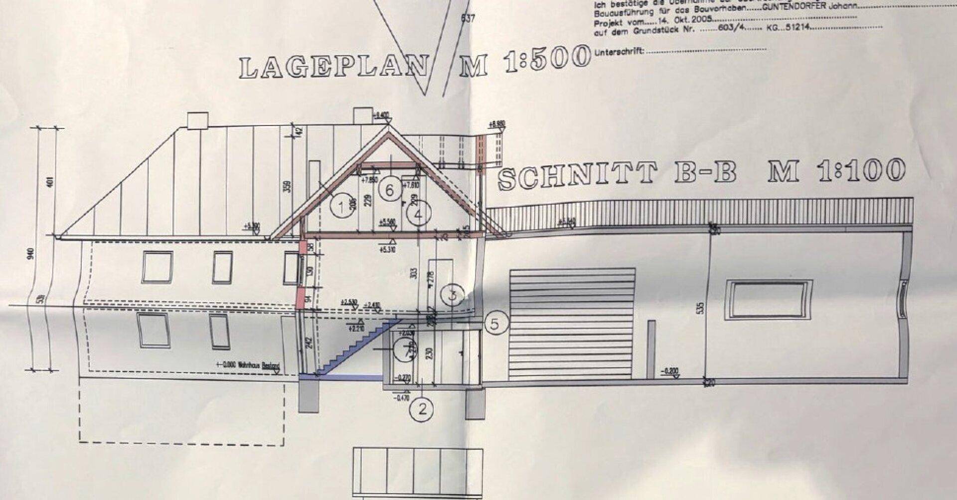 Gebäudeschnitt B-B mit integriertem Lageplan, der die vertikale Struktur des Hauses darstellt.