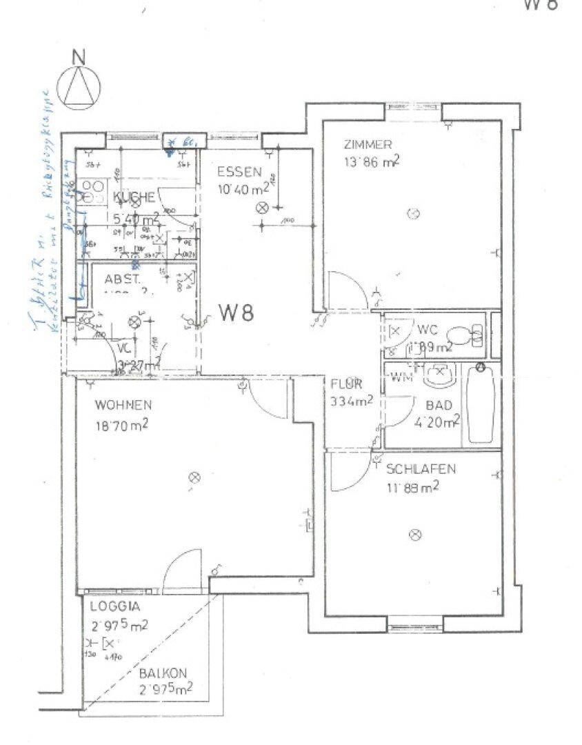 Grundriss der Wohnung W8 mit Wohnzimmer, Küche, Schlafzimmer, Bad, WC und Loggia.