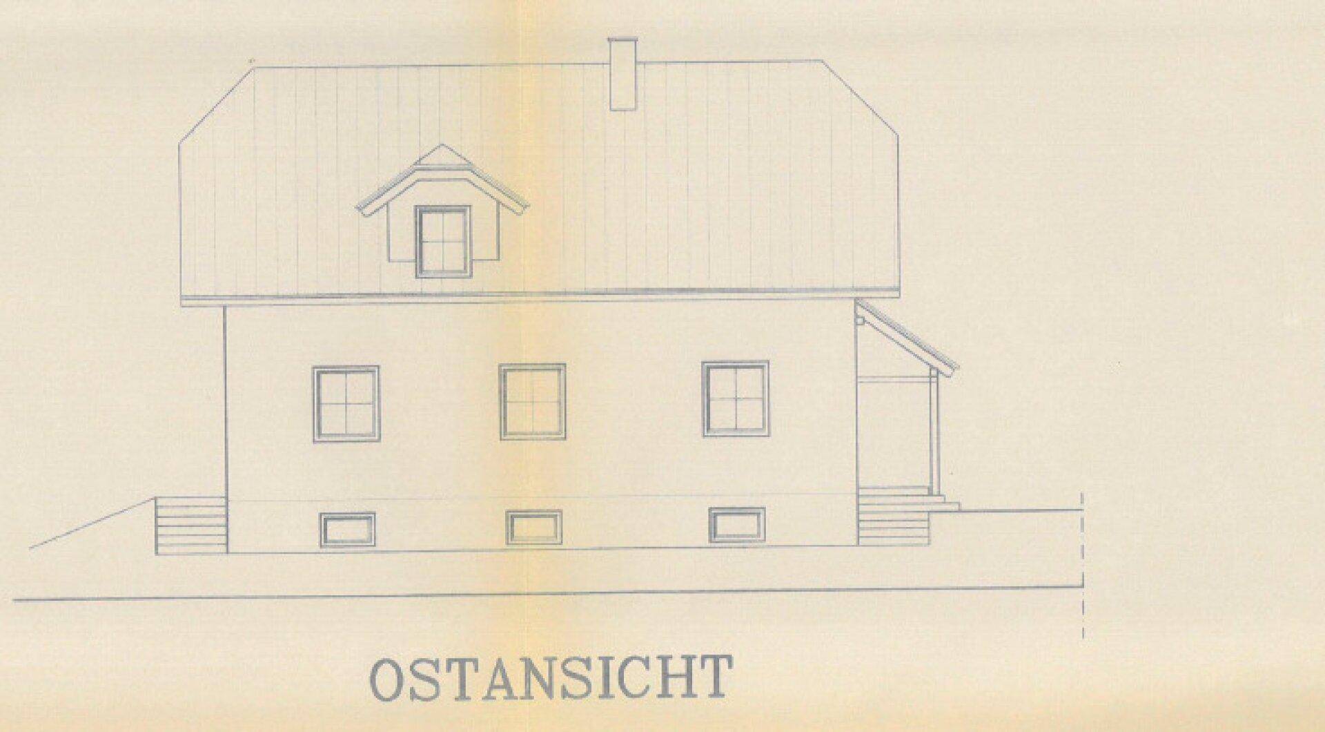 Architektonische Ostansicht des Hauses mit Fenstern und Dachüberstand.