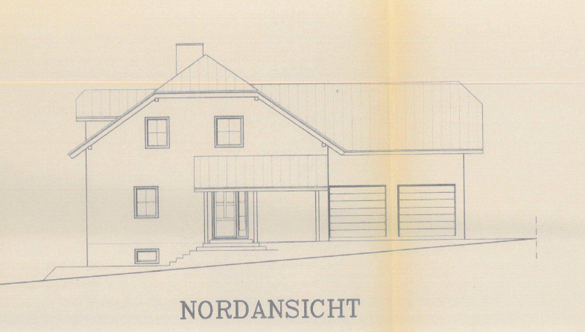 Architektonische Nordansicht des Hauses mit Garageneinfahrt und Eingangsbereich.