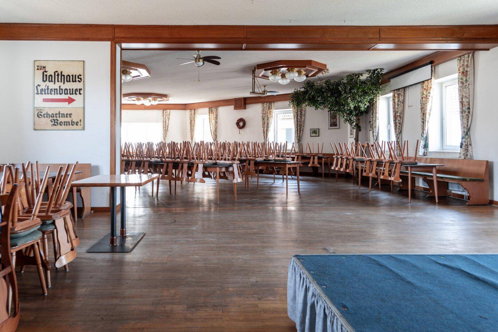 Weiterer Blick in den Speisesaal, der die Geräumigkeit und traditionelle Einrichtung hervorhebt.