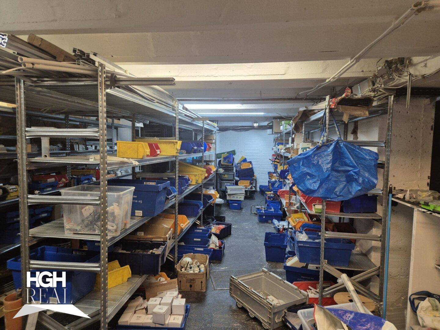 Lagerraum mit Metallregalen, gefüllt mit verschiedenen Behältern und Materialien.